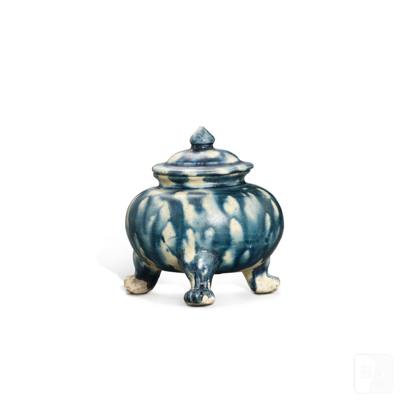 A small blue-splashed pottery tripod jar and cover, Tang dynasty | 唐 灑藍彩三足小蓋罐